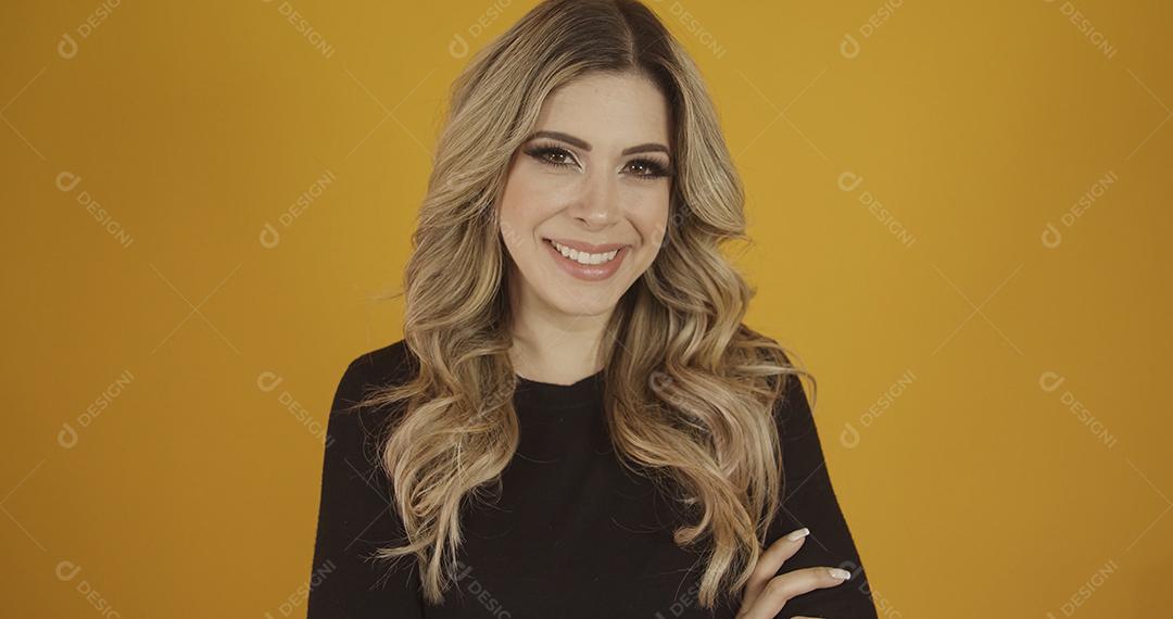 Jovem linda garota loira caucasiana feliz