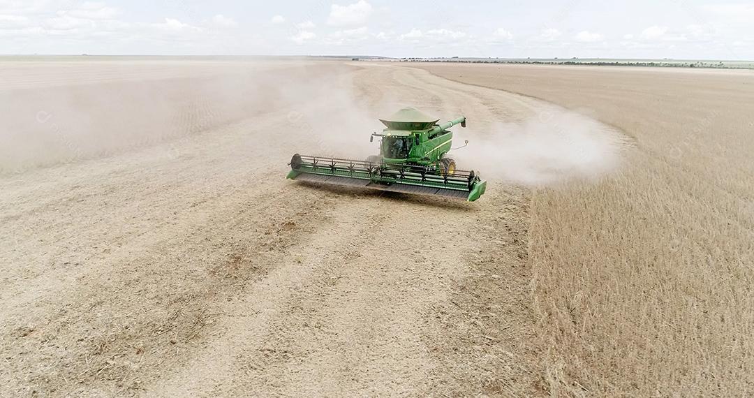 Colheita de soja em uma fazenda em Mato Grosso, Brasil.