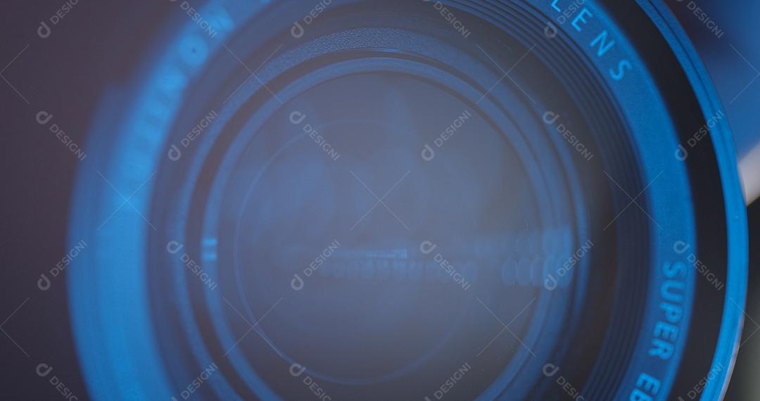 uma lente de câmera profissional em um estúdio em um escuro