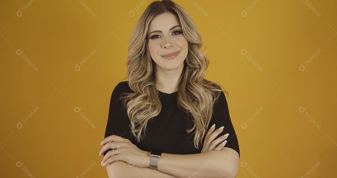 Jovem linda loira caucasiana feliz. Êxito