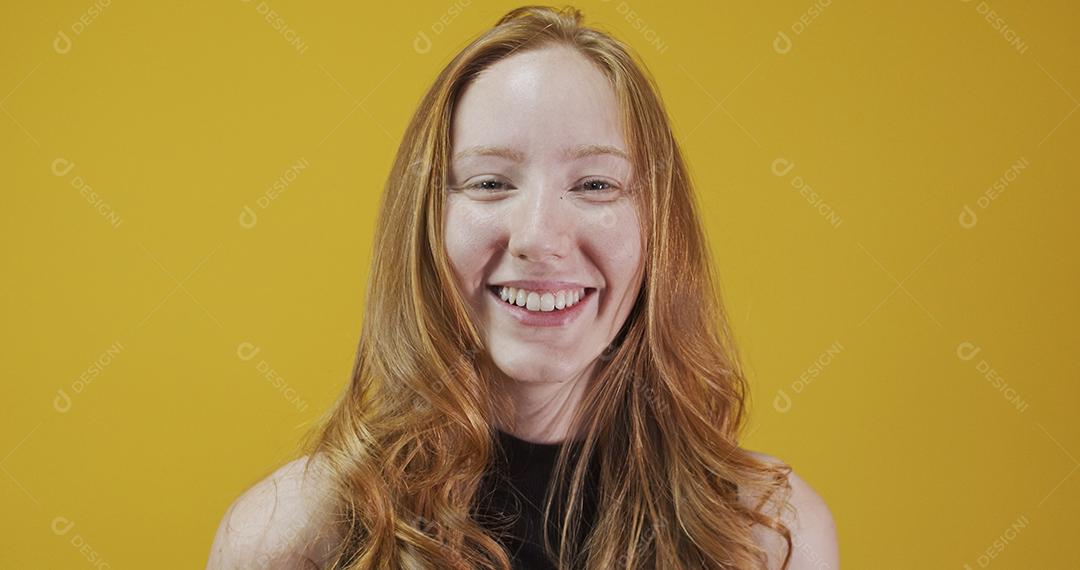 Linda menina ruiva alegre sorrindo rindo olhando