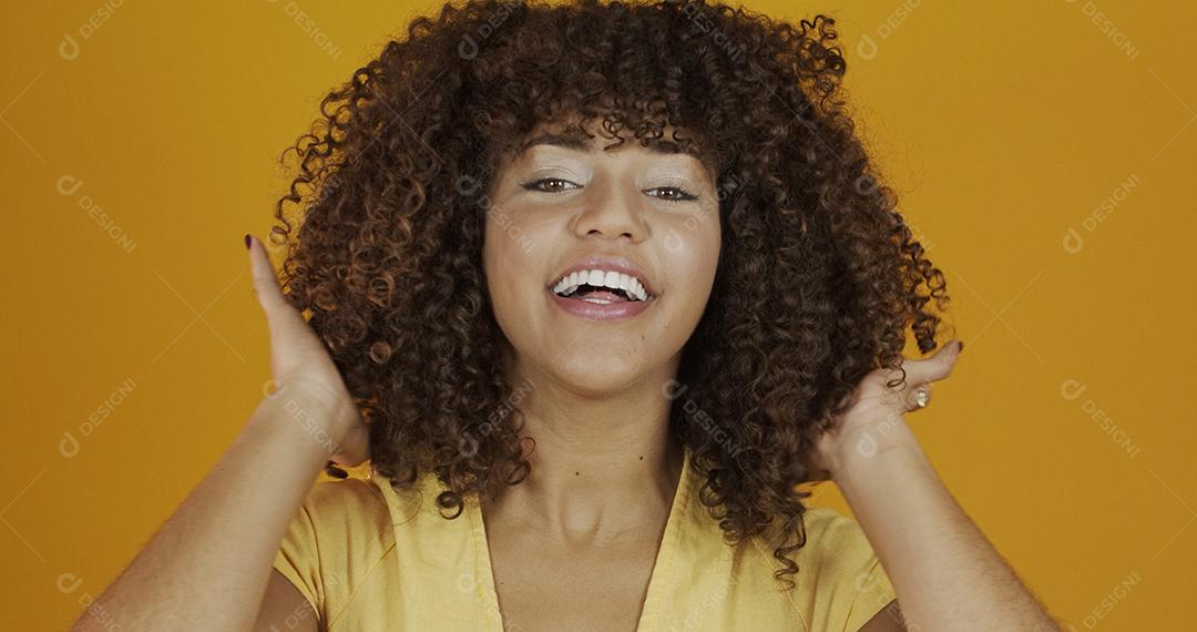 Feliz rindo mulher afro americana com seu cabelo encaracolado
