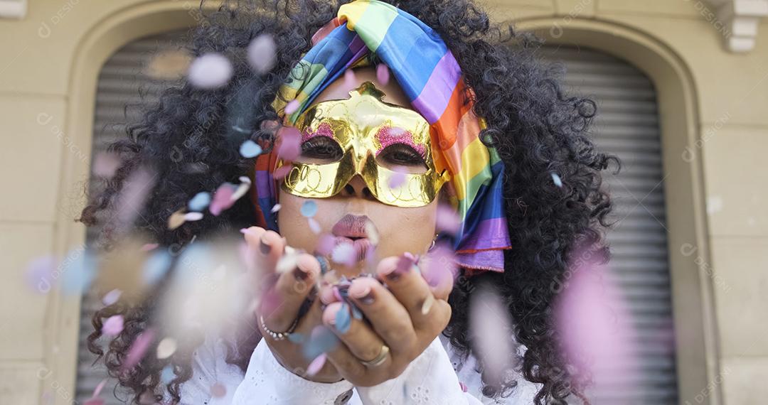 Festa de Carnaval. Festa de Carnaval. Brasileira mulher de cabelo encaracolado em fantasia soprando