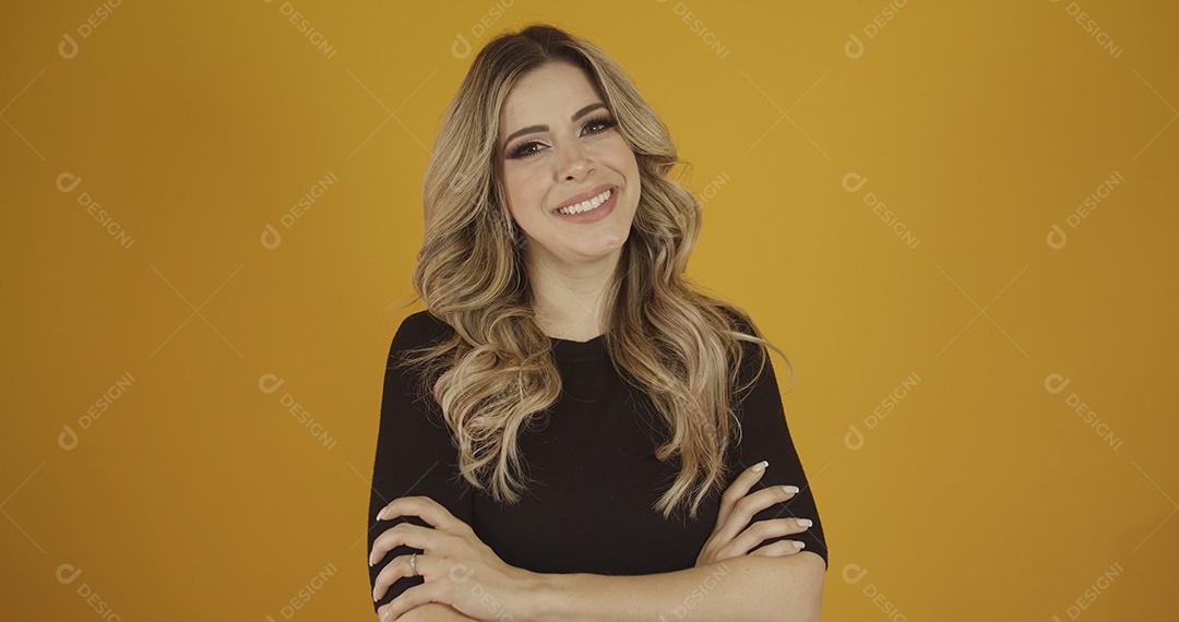 Jovem linda loira caucasiana feliz. Êxito