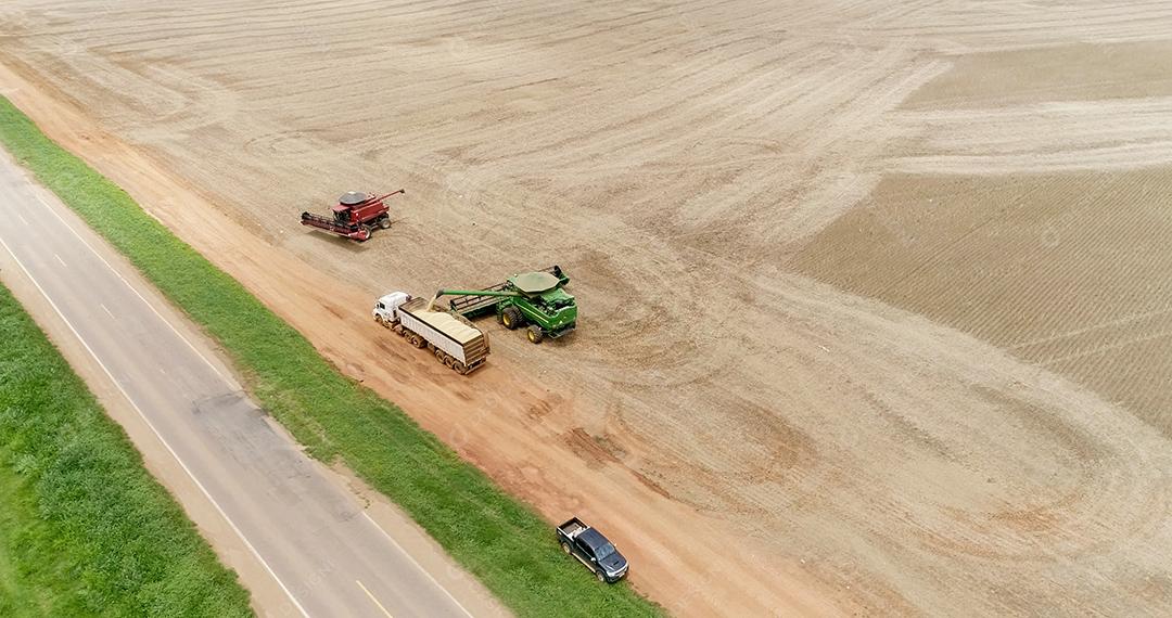 Colheita de soja em uma fazenda em Mato Grosso, Brasil.