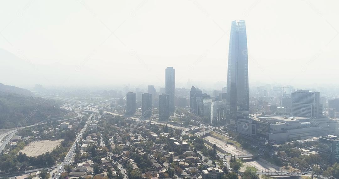 Vista aérea sobre arranha-céus do Distrito Financeiro de Santiago