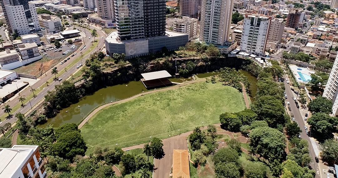 Vista aérea de um parque da cidade de Ribeirão Preto. Dr Luis Carlos Raya