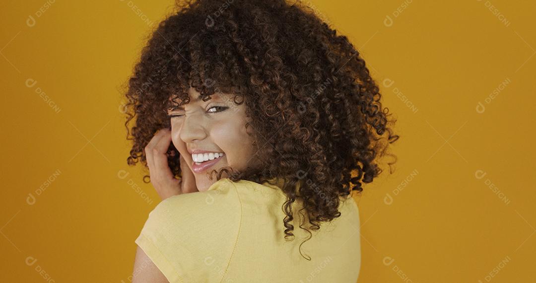 Linda modelo morena sorrindo para a câmera. Dentes bonitos