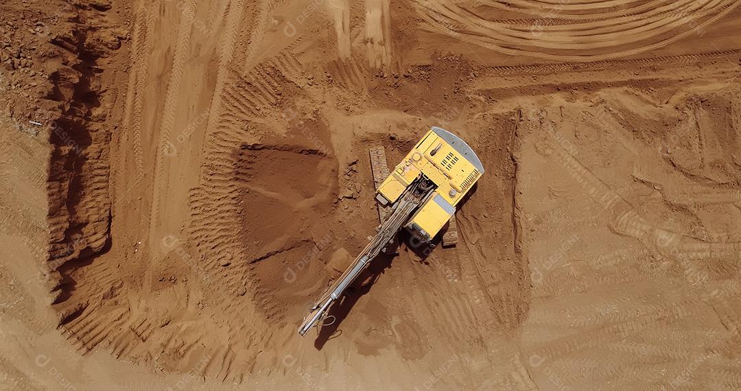 Vista aérea de um escavador, escavadeira rastreada no trabalho em uma construção