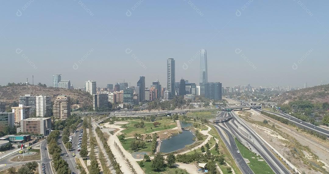 Vista aérea sobre arranha-céus do Distrito Financeiro de Santiago