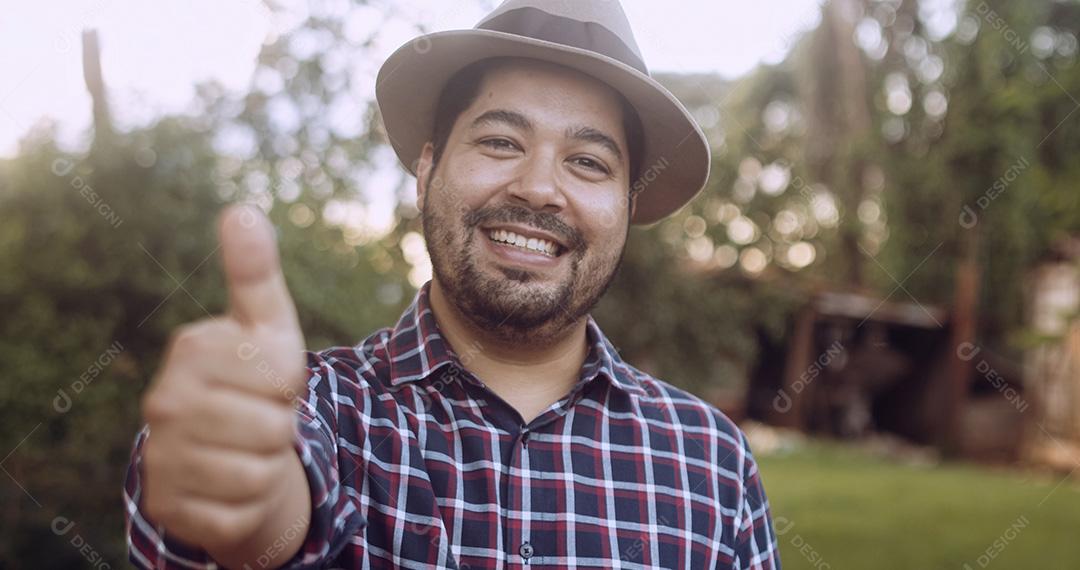 Retrato de jovem agricultor latino na camisa casual no fa