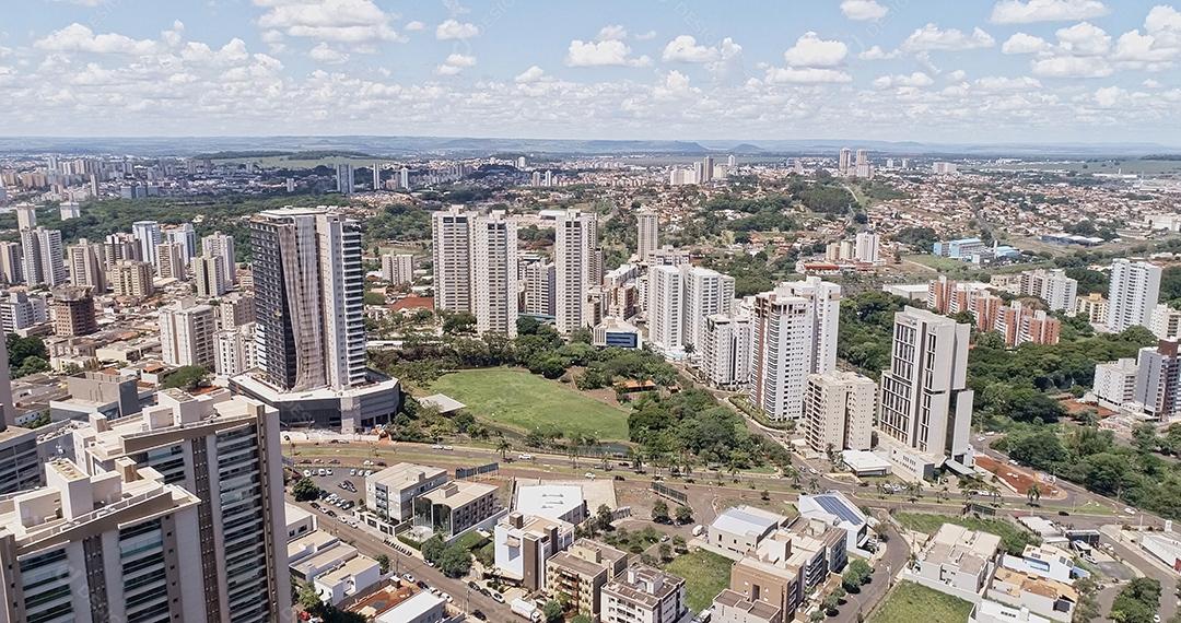 Vista aérea de um parque da cidade de Ribeirão Preto. Dr Luis Carlos Raya