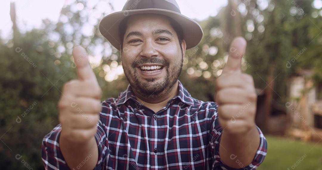 Retrato do jovem fazendeiro latino de camisa casual