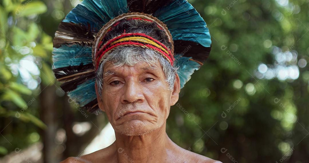 Índio da tribo Pataxó, com cocar de penas. Brasileiro