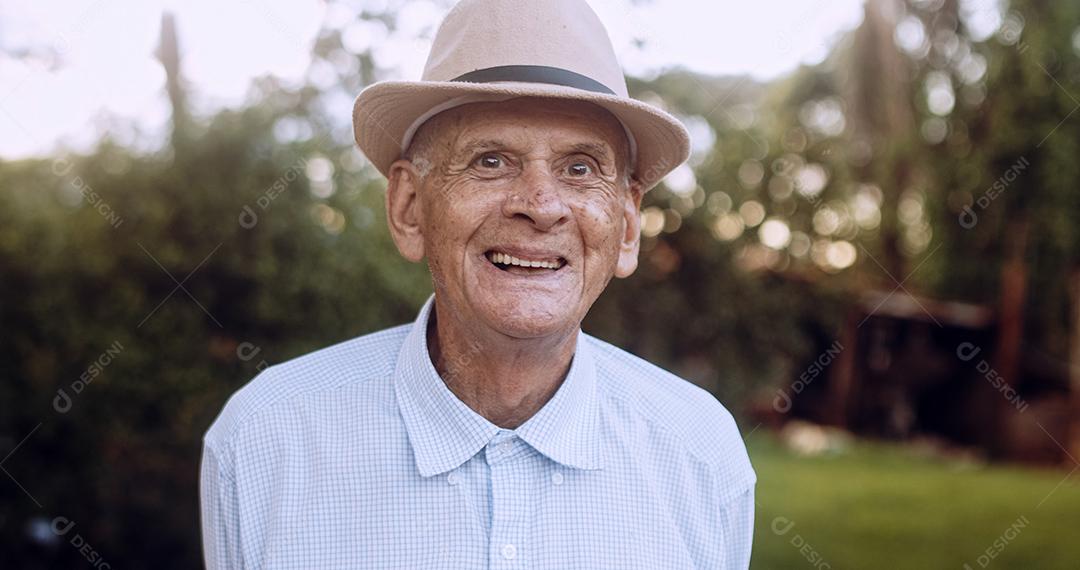 Sorrindo lindo e velho fazendeiro latino. Idoso na fazenda