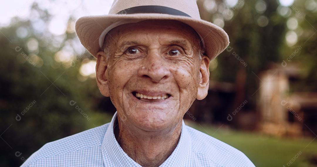 Sorrindo lindo e velho fazendeiro latino. Idoso na fazenda