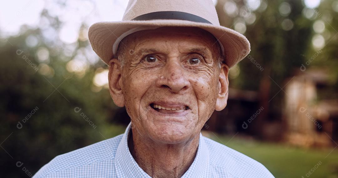 Sorrindo lindo e velho fazendeiro latino. Idoso na fazenda