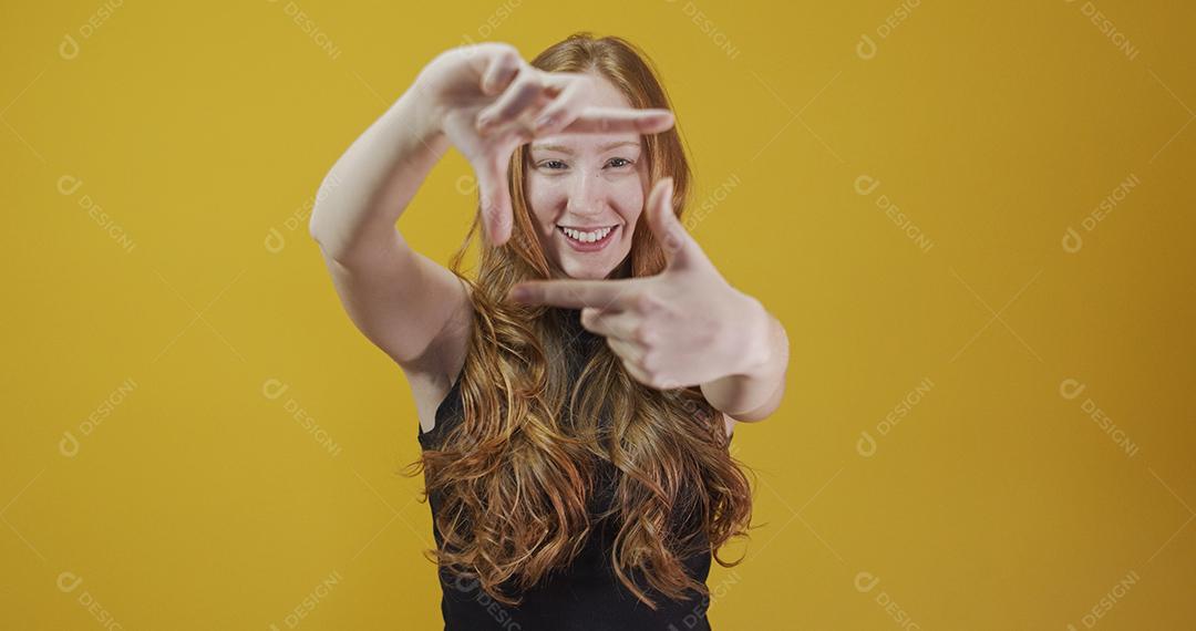 Ruiva mulher caucasiana sobre fundo amarelo isolado sorrindo