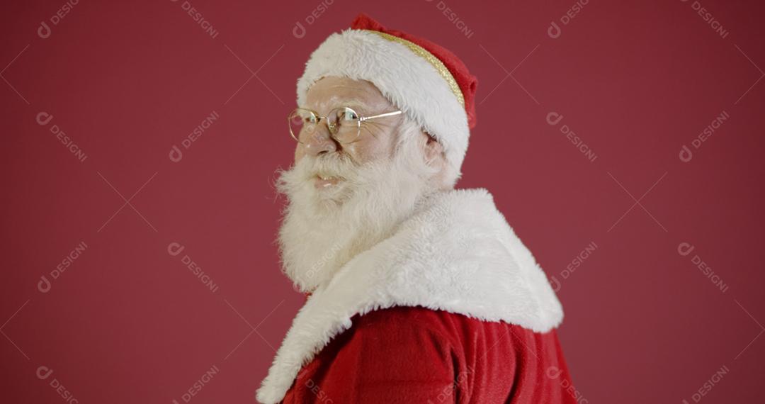 Papai Noel sorrindo olhando para a câmera.