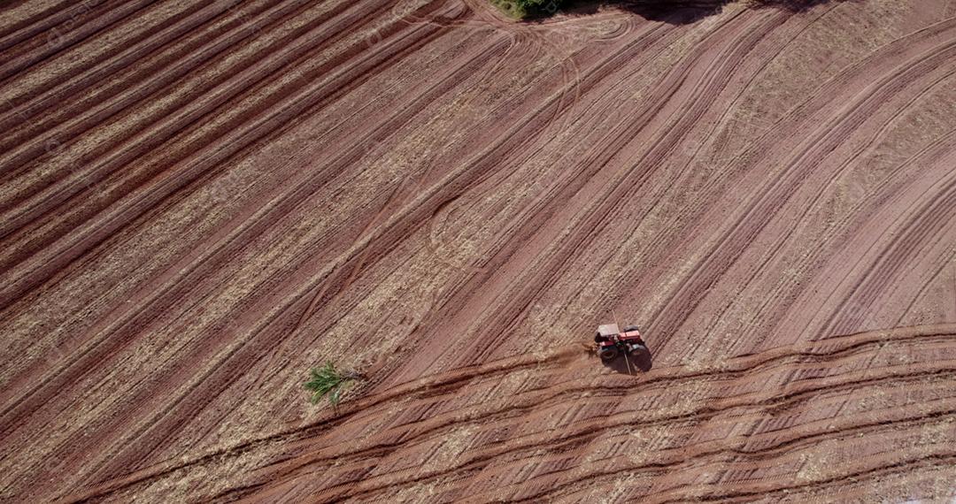 Agricultor está usando máquinas agrícolas para o processo de plantio, fazenda brasileira