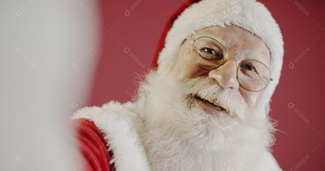 Papai Noel fazendo fotos de selfie. Noite de Natal. Entrega de presentes. Sonhos encantados de crianças