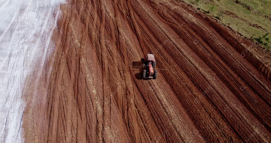 Agricultor está usando máquinas agrícolas para o processo de plantio, fazenda brasileira