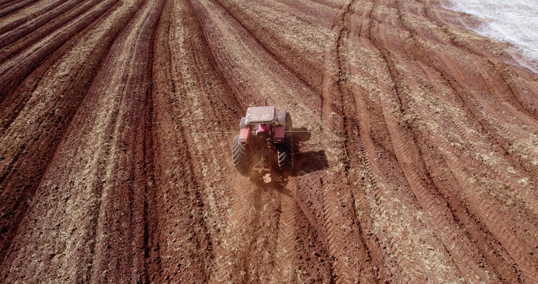 Agricultor está usando máquinas agrícolas para o processo de plantio, fazenda brasileira