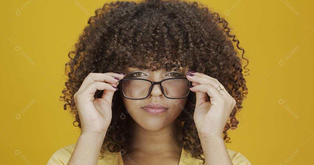Jovem mulher com cabelo encaracolado feliz com seus óculos. Conceito de cuidados com os olhos.