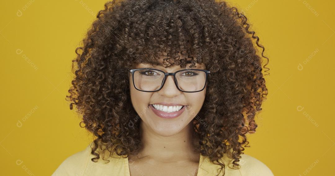 Jovem mulher com cabelo encaracolado feliz com seus óculos. Conceito de cuidados com os olhos.