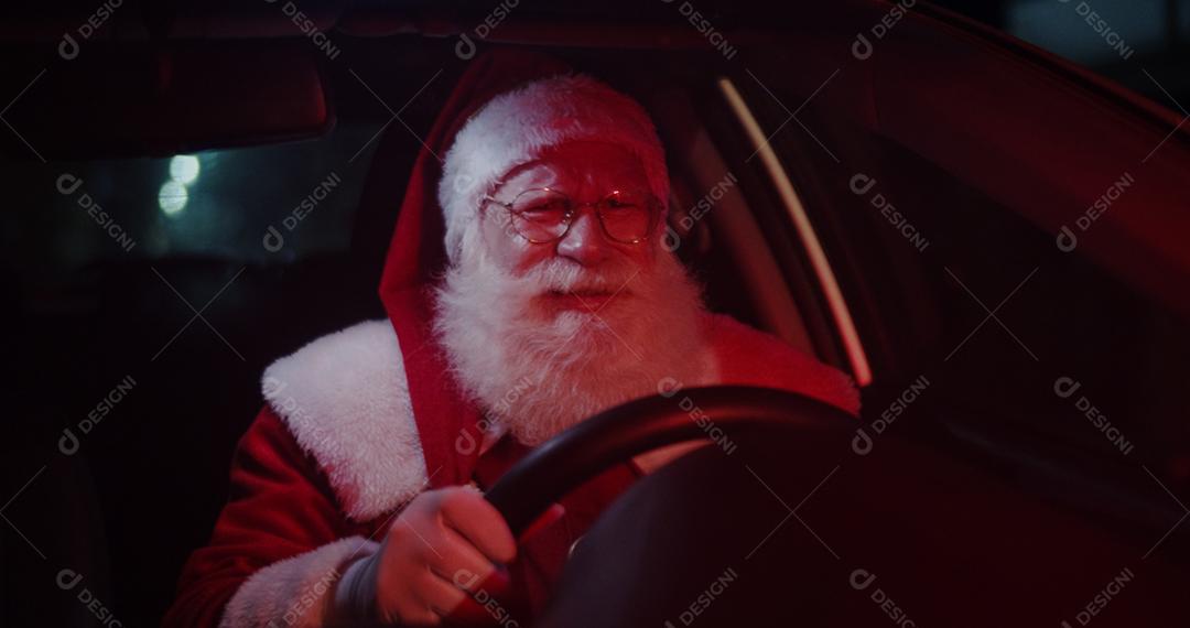 Papai Noel irritado em carro preso no trânsito.