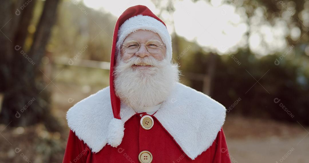 Papai Noel sorrindo olhando para a câmera.