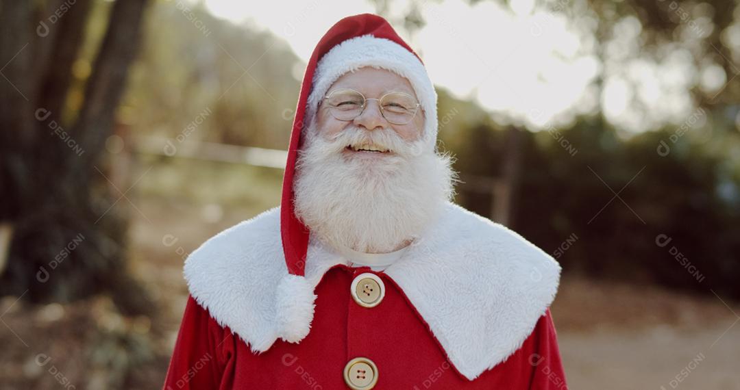 Papai Noel sorrindo olhando para a câmera.
