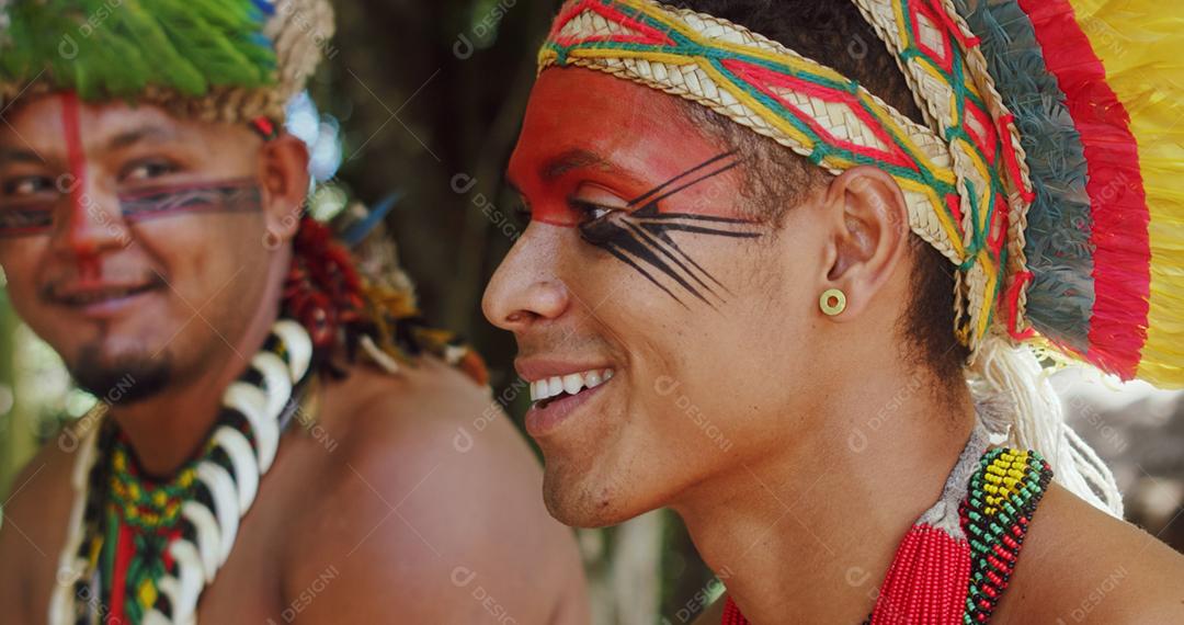 Índio da tribo Pataxó. Índio brasileiro do sul da Bahia com cocar de penas, colar e pinturas faciais tradicionais.