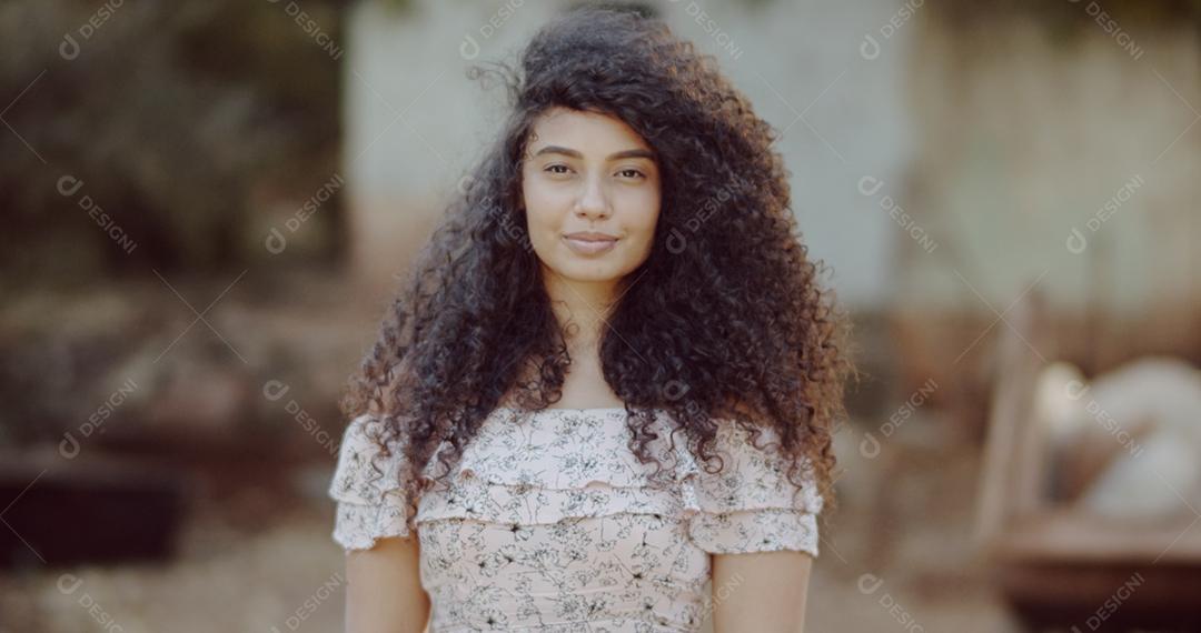 Close de uma jovem afro latina sorridente. Alegria, positivo e amor. Lindo cabelo estilo africano