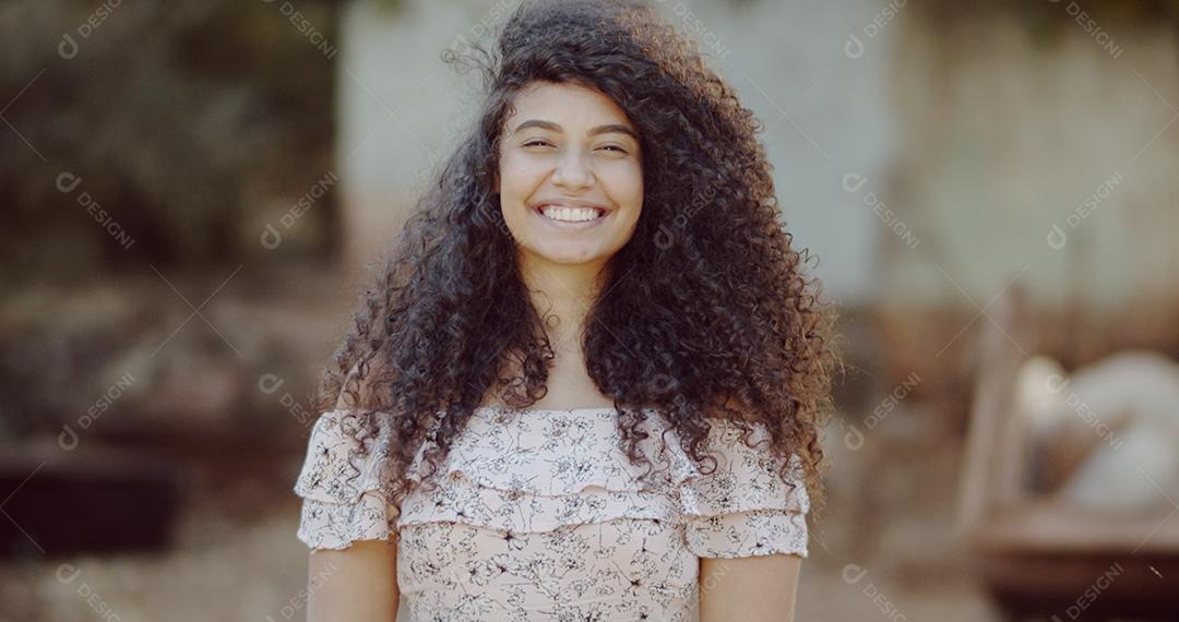 mulher sorridente jovem afro latina. Alegria, positivo