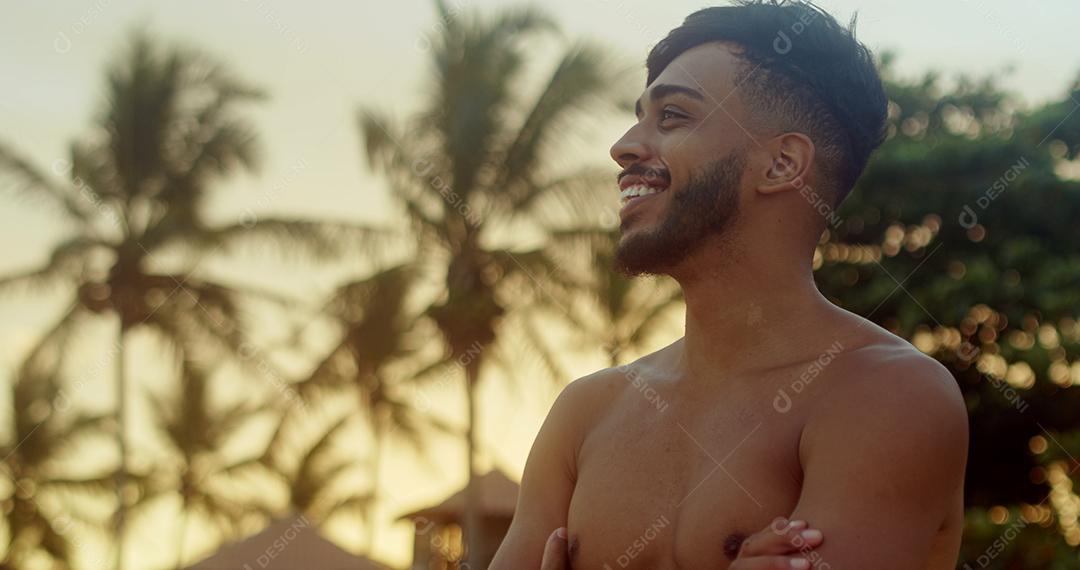 Amigável jovem latino-americano convidando para vir ao Brasil