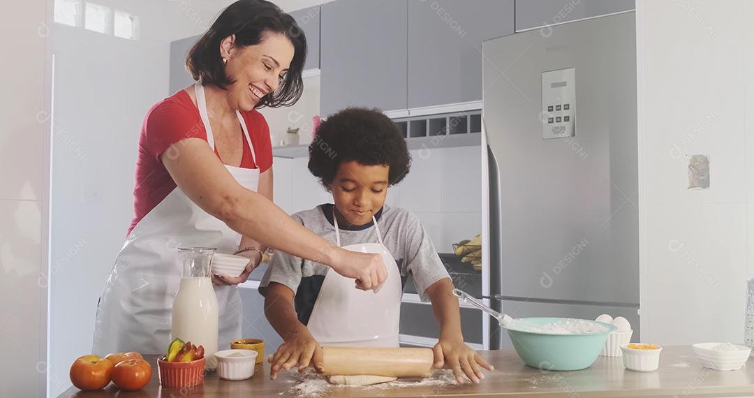 Família jovem cozinhar comida na cozinha. Menina feliz