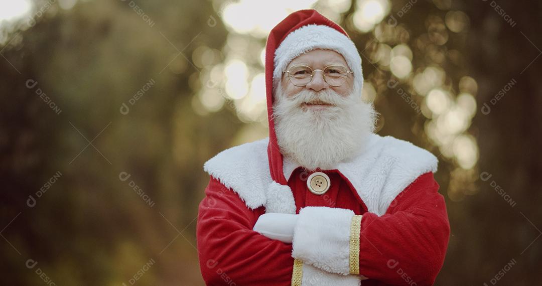 Papai Noel sorrindo olhando para a câmera.