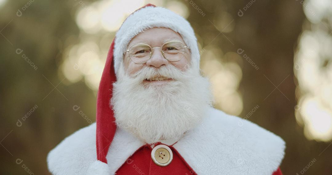 Papai Noel sorrindo olhando para a câmera.