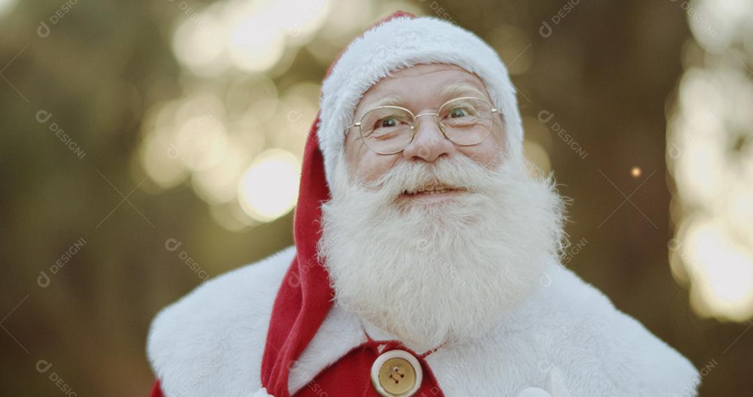 Papai Noel sorrindo olhando para a câmera.