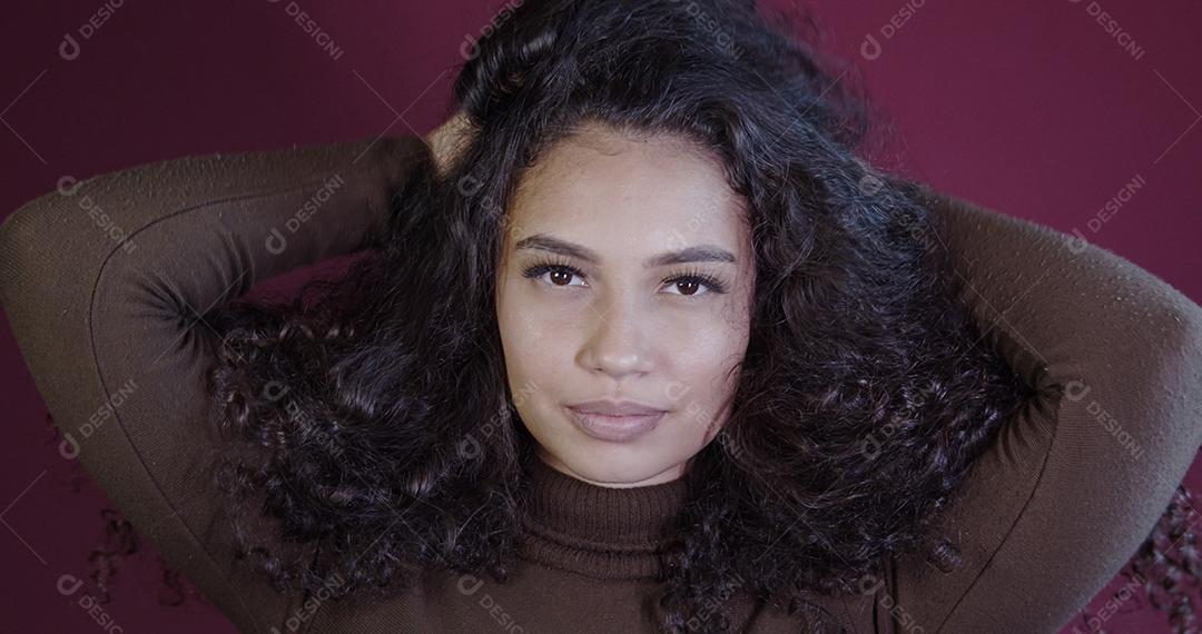 Sorrindo jovem afro latina. Alegria, positivo e amor. Lindo