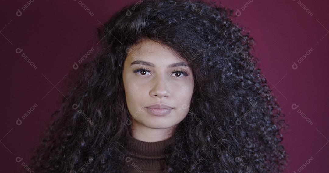 Sorrindo jovem afro latina. Alegria, positivo e amor. Lindo