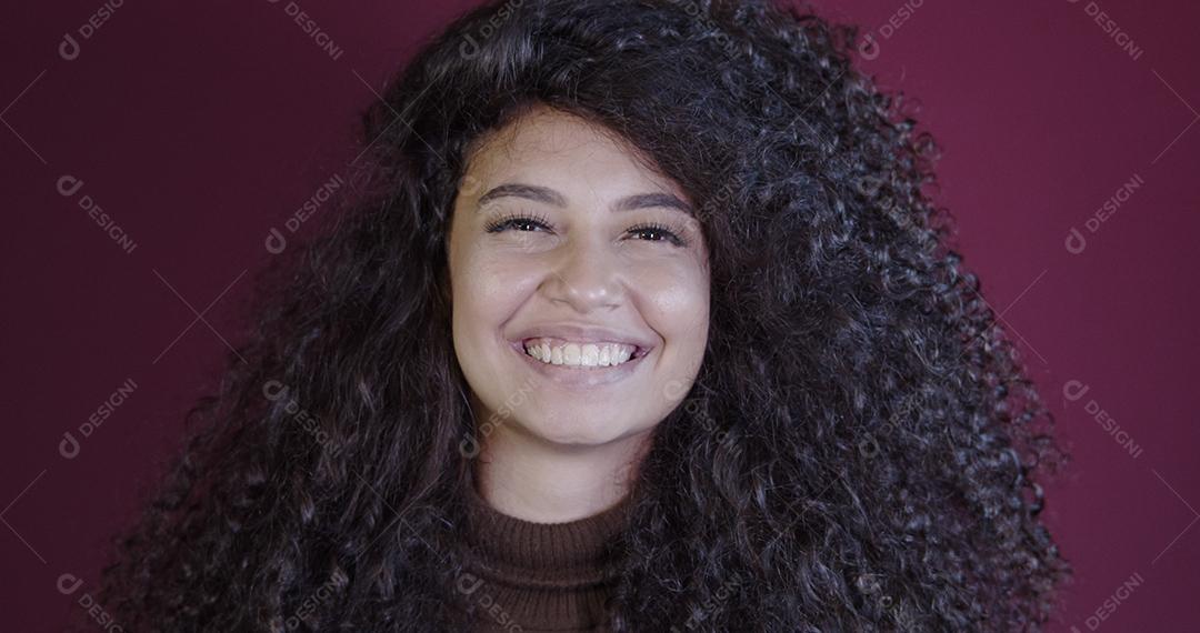 Sorrindo jovem afro latina. Alegria, positivo e amor. Lindo