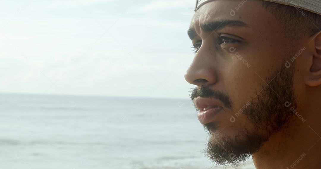 Amigável jovem latino-americano convidando para vir ao Brasil