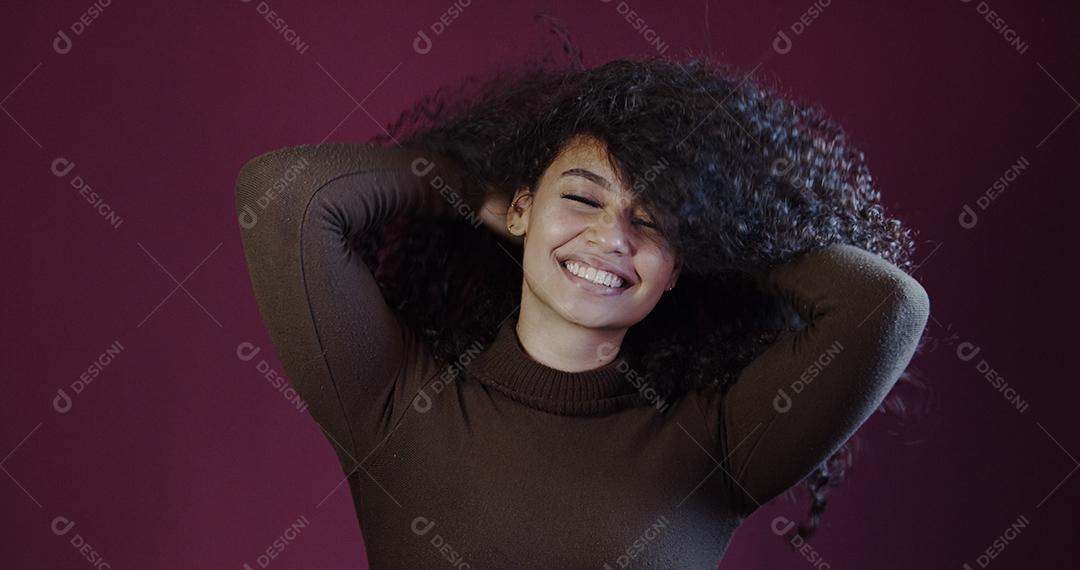 Sorrindo jovem afro latina. Alegria, positivo e amor. Lindo