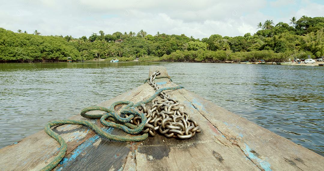 Vista frontal do barco à vela. Câmera lenta.