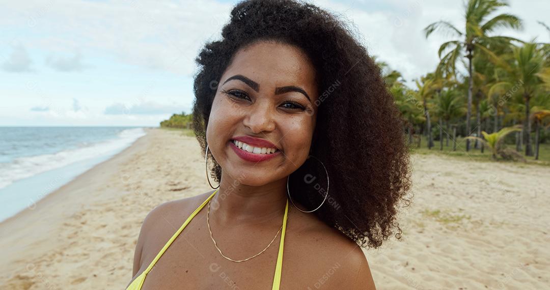 Linda mulher latino-americana de biquíni na praia. Mulher jovem