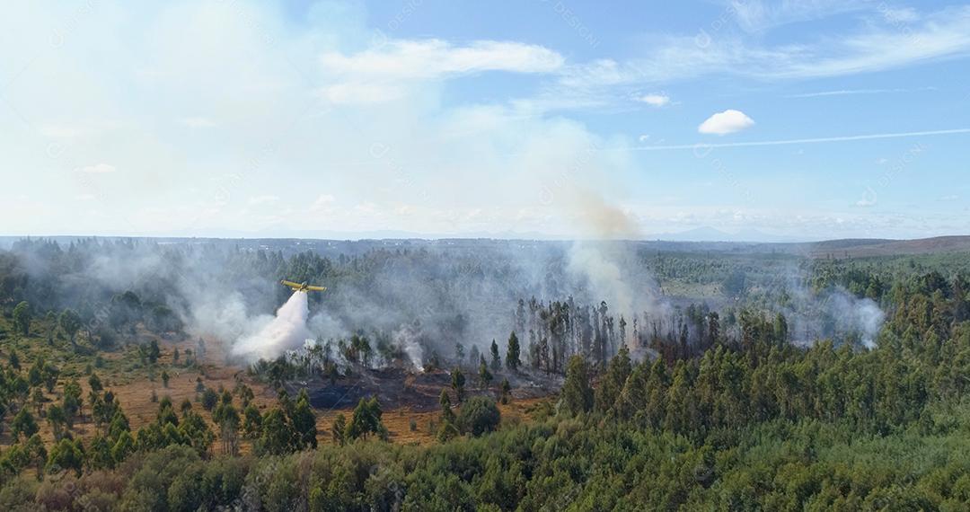 Aeronaves de combate a incêndios deixando cair uma carga de água para extinguir