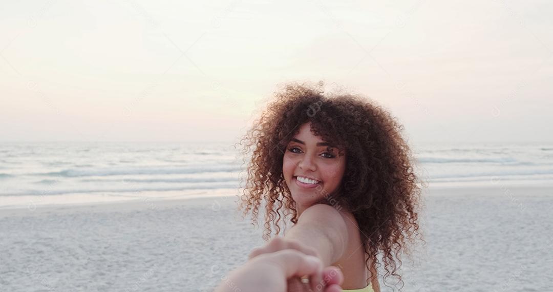 Garota segurando a mão masculina e correndo na praia tropical exótica