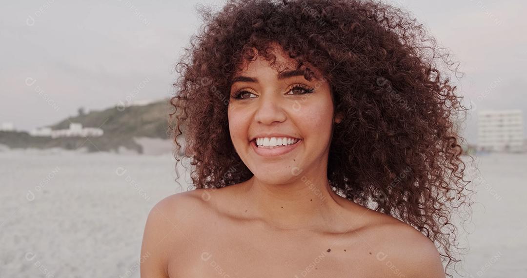 Linda mulher latino-americana de biquíni na praia. Mulher jovem